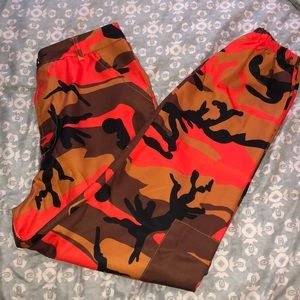 orange camo pants 🤩